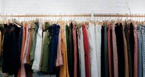 Read more about the article Tøj – mode, magi og misbrug