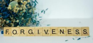 Read more about the article Angreb, forsvar, tilgivelse – hvilken vej skal vi vælge?